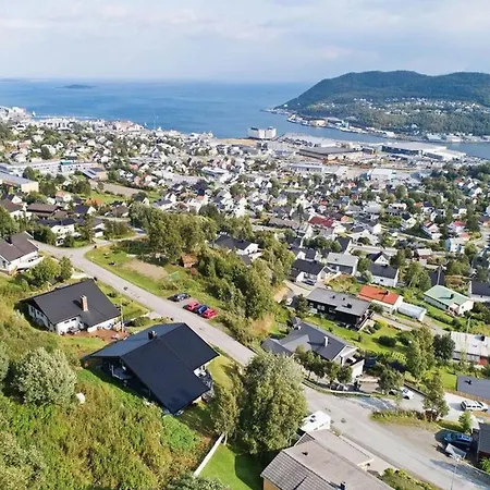 Large And Lovely In Sentrum With Sauna, Hot Tub And Car Harstad