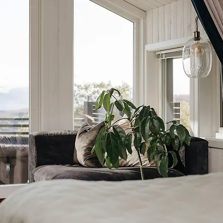 Large And Lovely In Sentrum With Sauna, Hot Tub And Car Villa Harstad