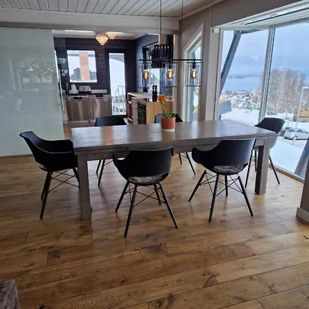 Villa Large And Lovely In Sentrum With Sauna, Hot Tub And Car Harstad