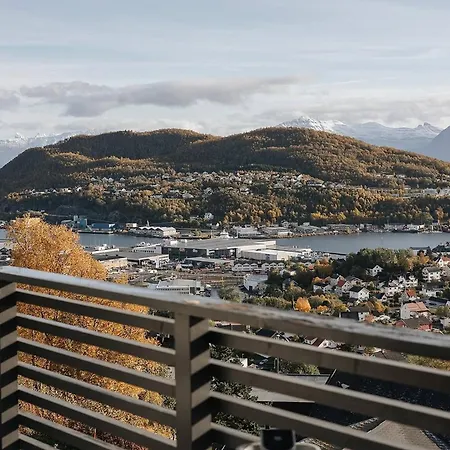 Large And Lovely In Sentrum With Sauna, Hot Tub And Car