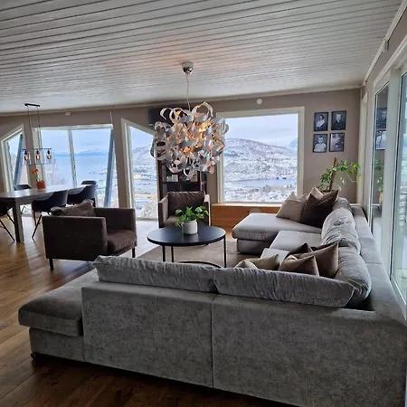 Large And Lovely In Sentrum With Sauna, Hot Tub And Car *